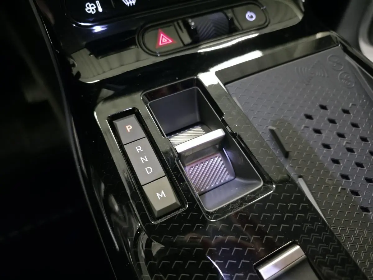 Gros plan sur la console centrale noire brillante du Citroën C5 Aircross 2026 avec sélecteur de boîte auto et boutons de vitesses.