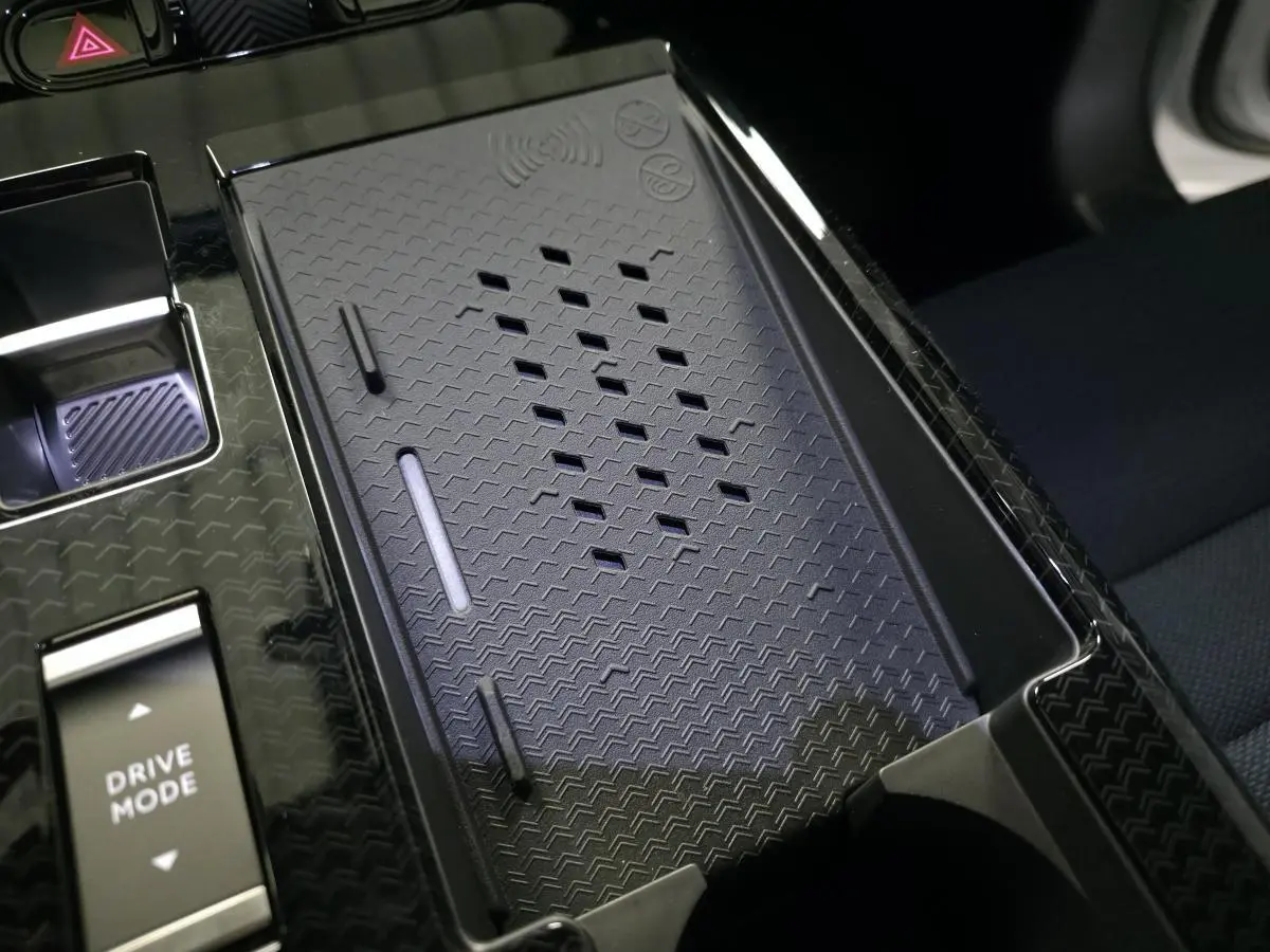 Gros plan sur la console centrale noire du Citroën C5 Aircross 2026, avec zone de charge sans fil et bouton Drive Mode.