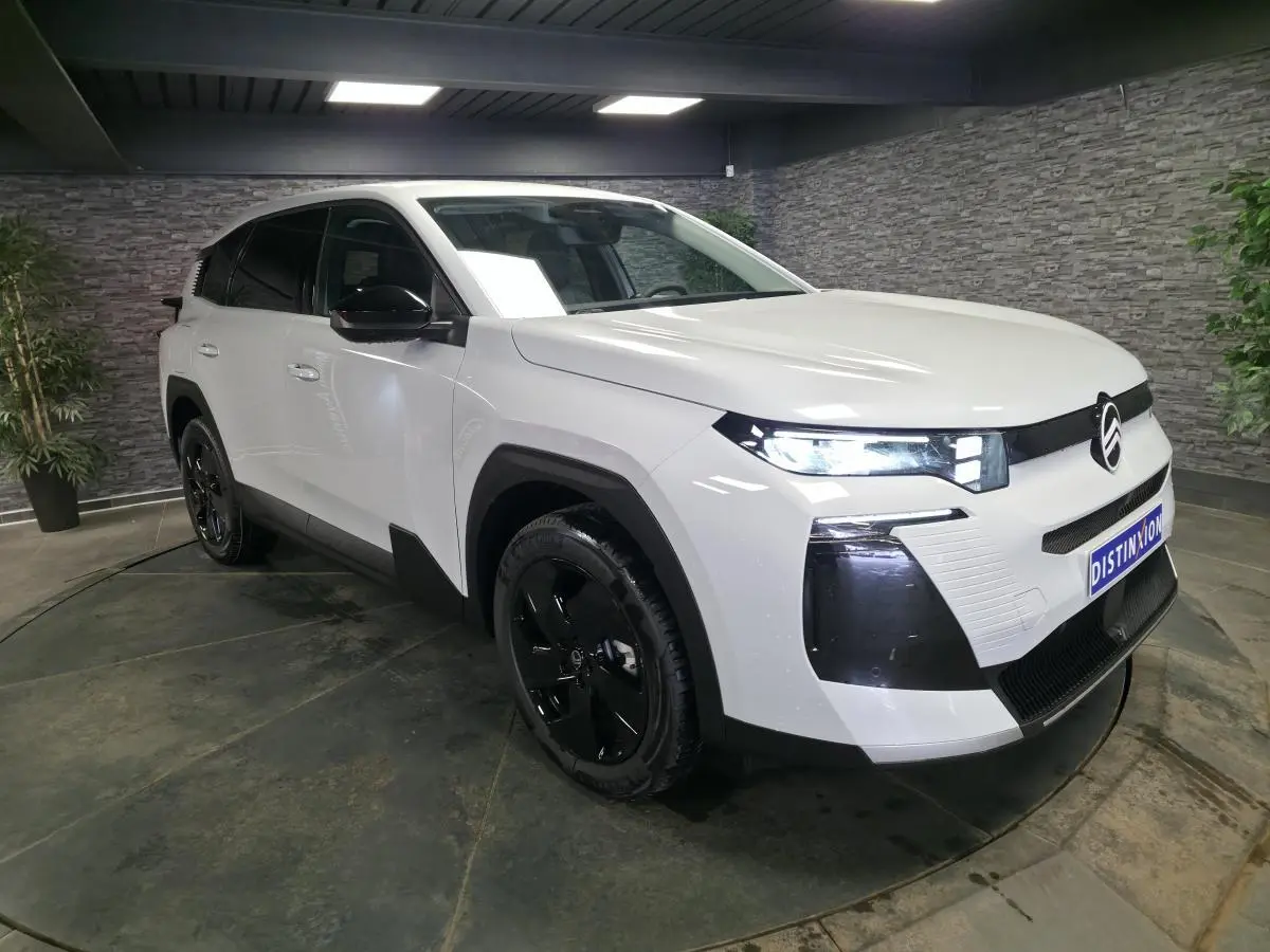 Citroën C5 Aircross blanc en 3/4 avant droit, avec jantes noires et calandre noire brillante.