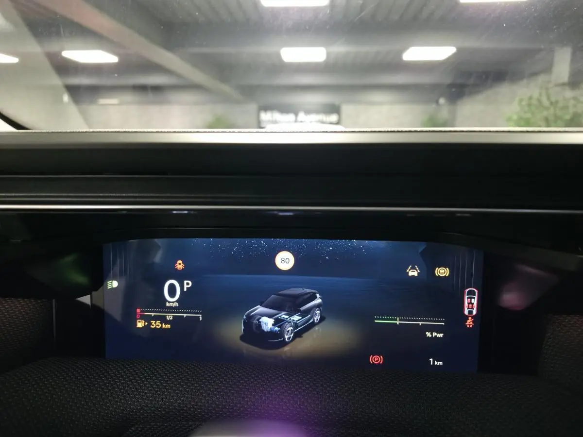 Affichage numérique du tableau de bord du Citroën C5 Aircross hybride, vue frontale du véhicule en 3D.