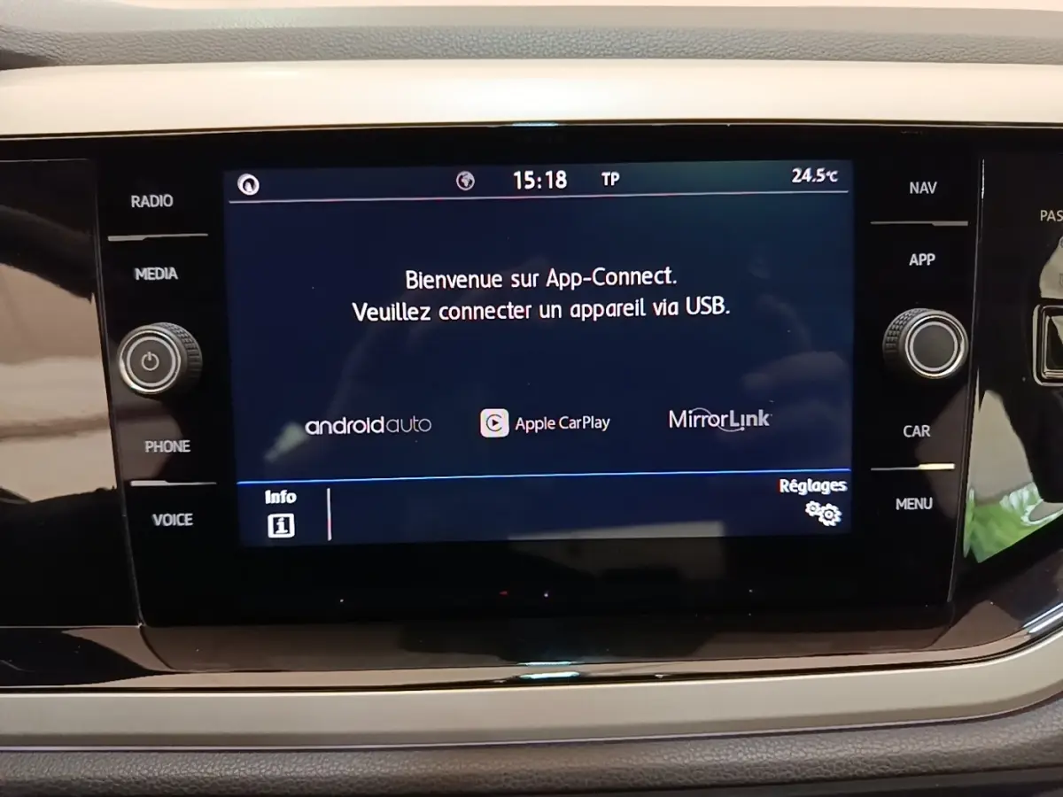 Écran tactile central de la Volkswagen Polo 2020 affichant la connexion App-Connect, entouré de commandes noires.
