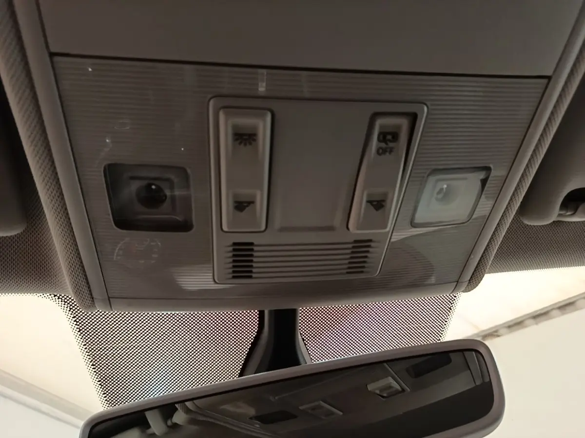 Vue intérieure en gros plan du plafonnier et du rétroviseur intérieur de la Volkswagen Polo noire 2020.