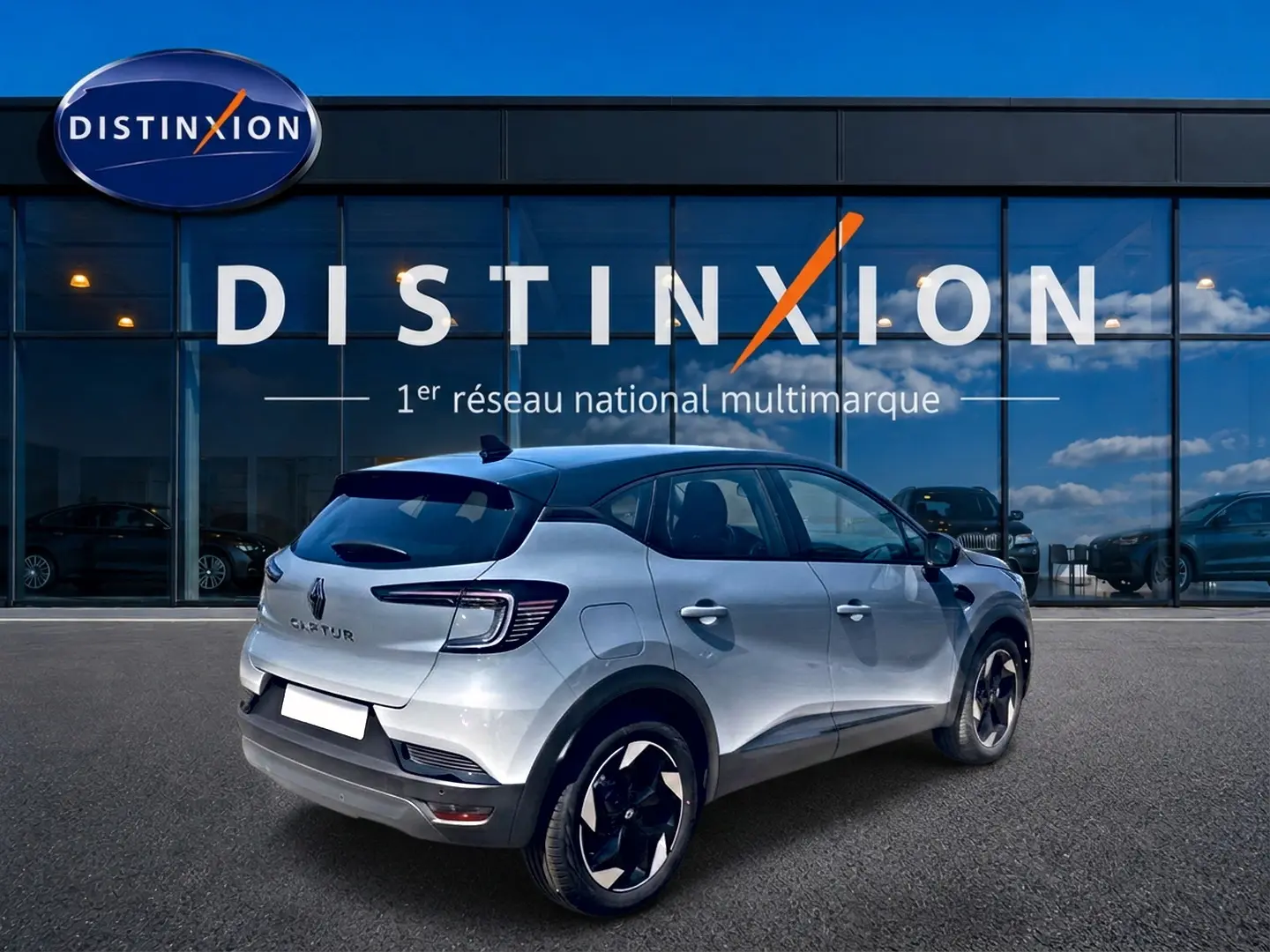 Renault Captur 1.2 TCe 115 Techno 2026 en 3/4 arrière, couleur Rafale avec toit noir et jantes alu noires.