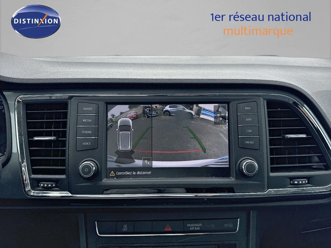 Vue intérieure du tableau de bord du SEAT Ateca blanc 2018, écran affichant la caméra de recul avec guidage.