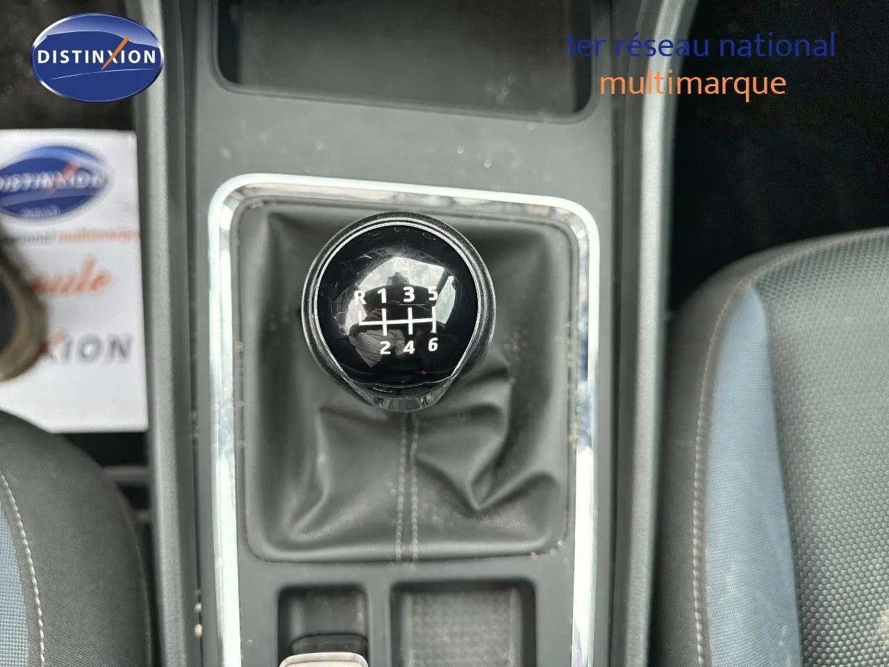 Le levier de vitesses manuel noir de la SEAT Ateca 2018, vue de dessus sur la console centrale.