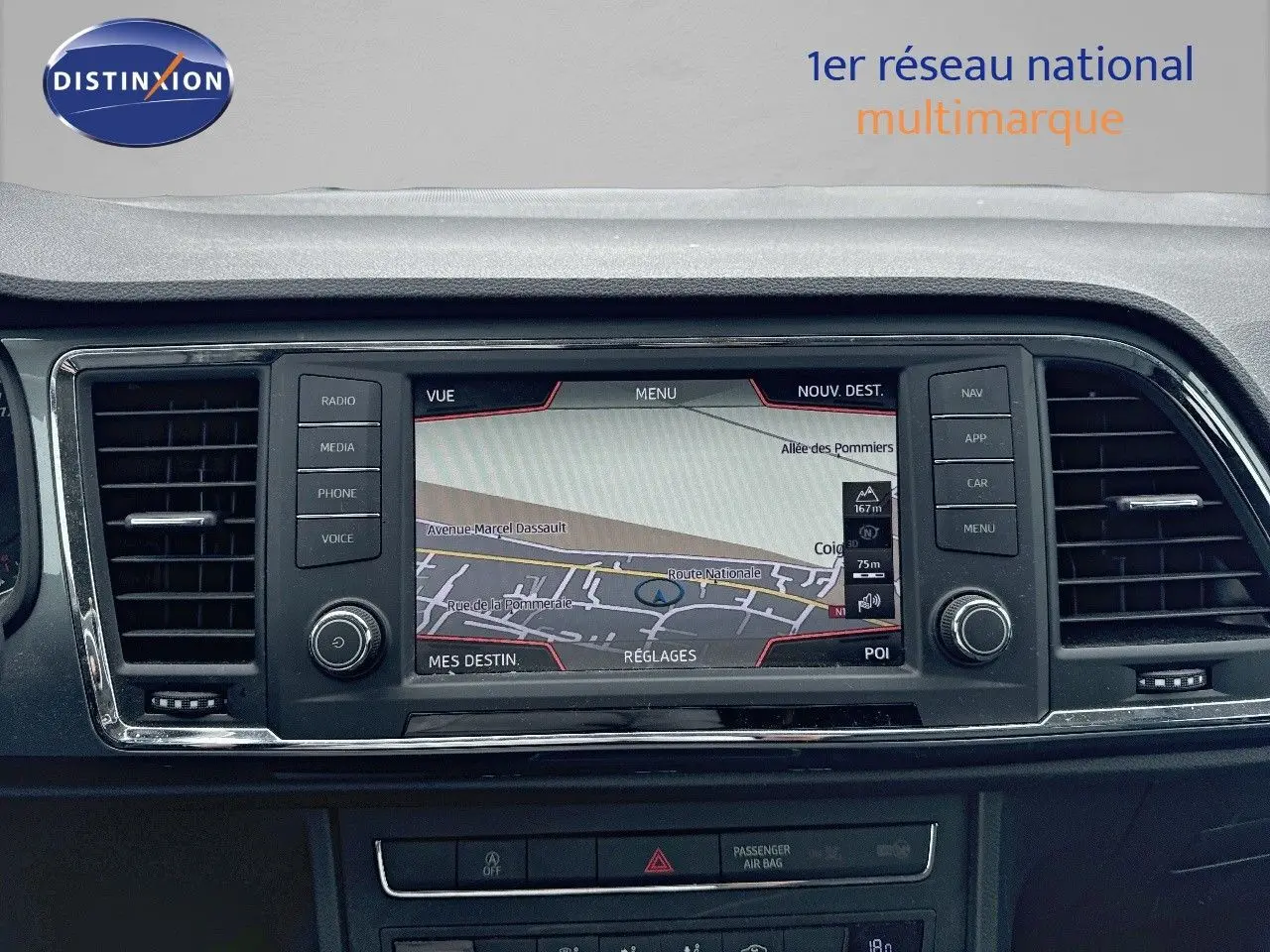 Vue rapprochée du tableau de bord du SEAT Ateca blanc 2018 avec écran tactile de navigation et commandes autour.