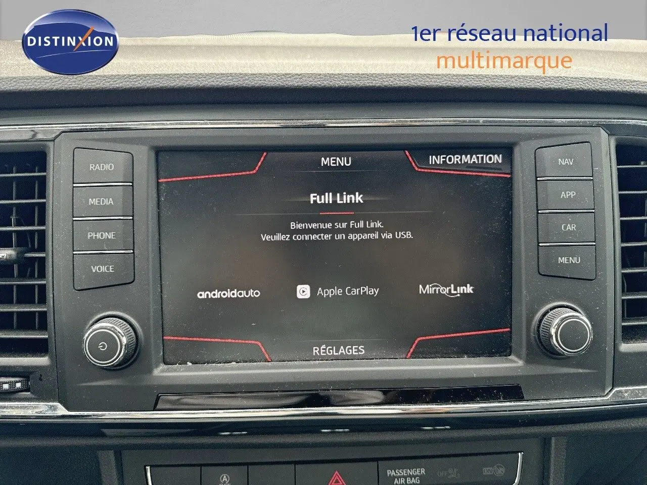 Écran tactile central du tableau de bord du SEAT Ateca blanc, affichant les options Full Link avec Android Auto et Apple CarPlay.