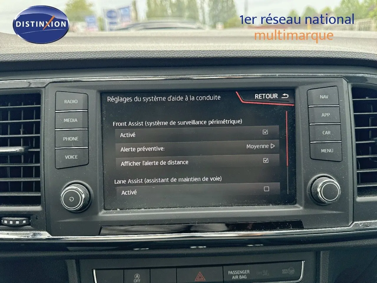 Écran central du tableau de bord du SEAT Ateca 2018 affichant les réglages d’aide à la conduite.