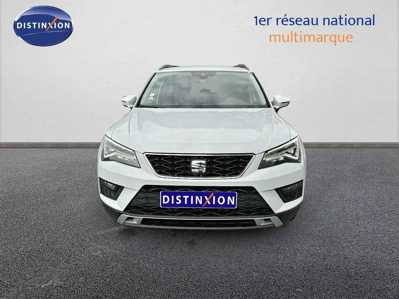 Vue de face d’un SEAT Ateca blanc 2018 avec calandre noire et logo centré sur fond neutre.