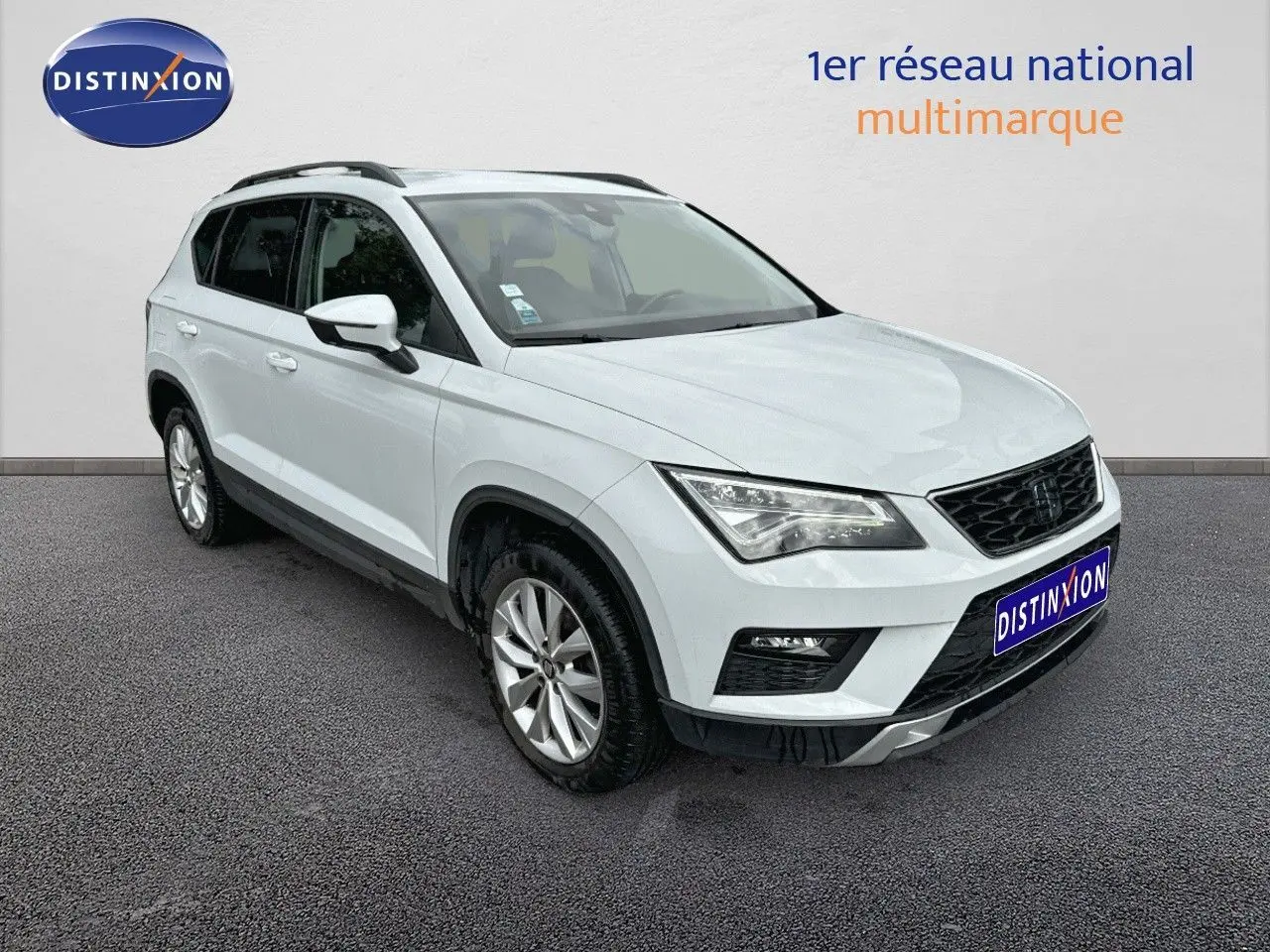 SEAT Ateca blanc en 3/4 avant droit, SUV compact avec jantes alliage et calandre noire distinctive.