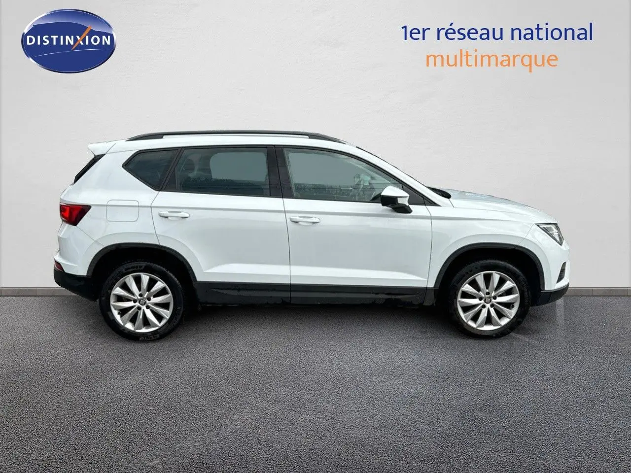 Profil droit d'un SUV SEAT Ateca blanc de 2018, avec jantes alliage et toit noir contrastant.
