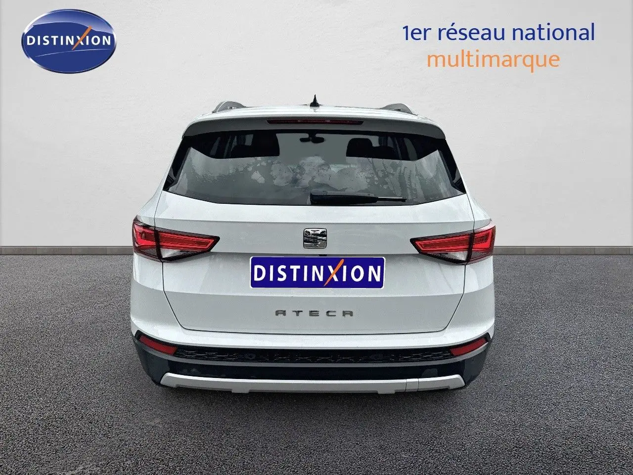 Vue arrière d’un SUV SEAT Ateca blanc de 2018 avec feux arrière LED et hayon fermé sur fond neutre.