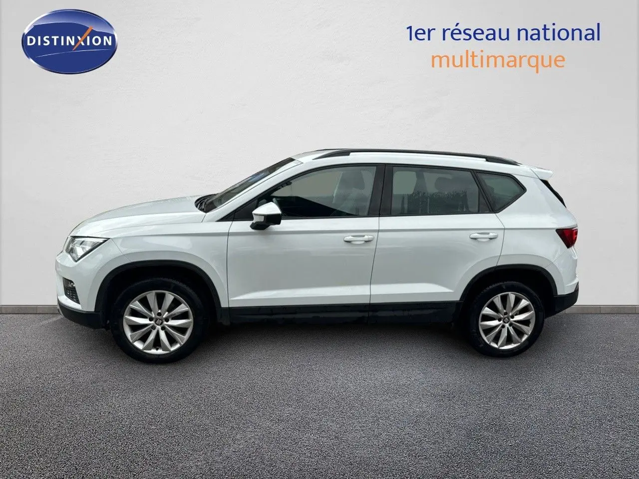 Profil gauche d’un SUV SEAT Ateca blanc 2018, finition Style Business avec jantes alliage 17 pouces.