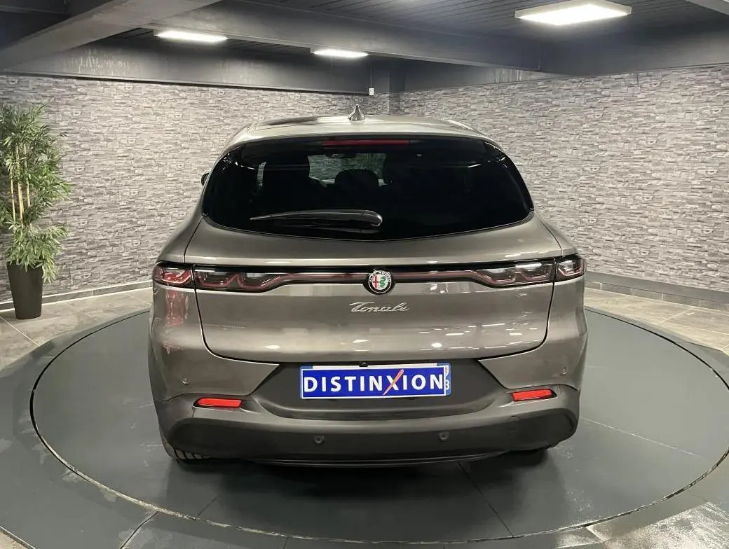 Vue arrière d'une Alfa Romeo Tonale gris foncé avec feux arrière LED et antenne aileron de requin.
