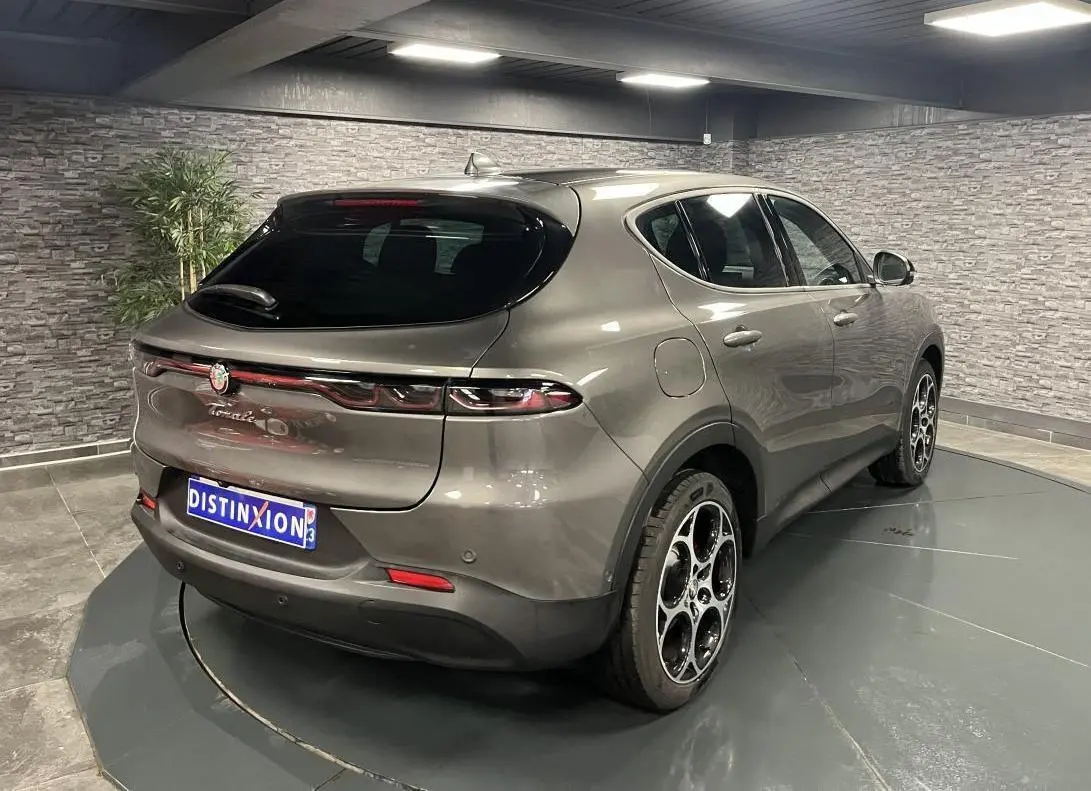 Vue 3/4 arrière droite d'une Alfa Romeo Tonale gris foncé avec feux arrière LED et jantes alliage 19 pouces Veloce.