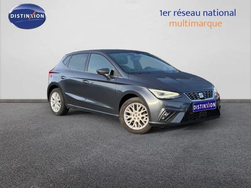 SEAT Ibiza 2025 gris magnétique métallisé vue 3/4 avant avec jantes alliage et calandre distinctive Xcellence.