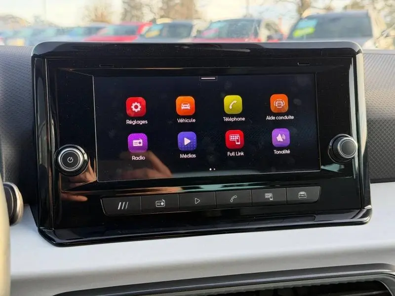 Écran tactile central du tableau de bord de la SEAT Ibiza 2025, affichant les menus Réglages, Véhicule, Téléphone, et Aide conduite.