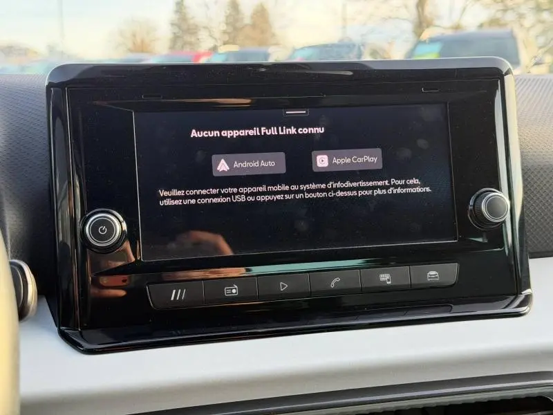 Écran tactile central du tableau de bord de la SEAT Ibiza 2025, affichant les options Android Auto et Apple CarPlay.