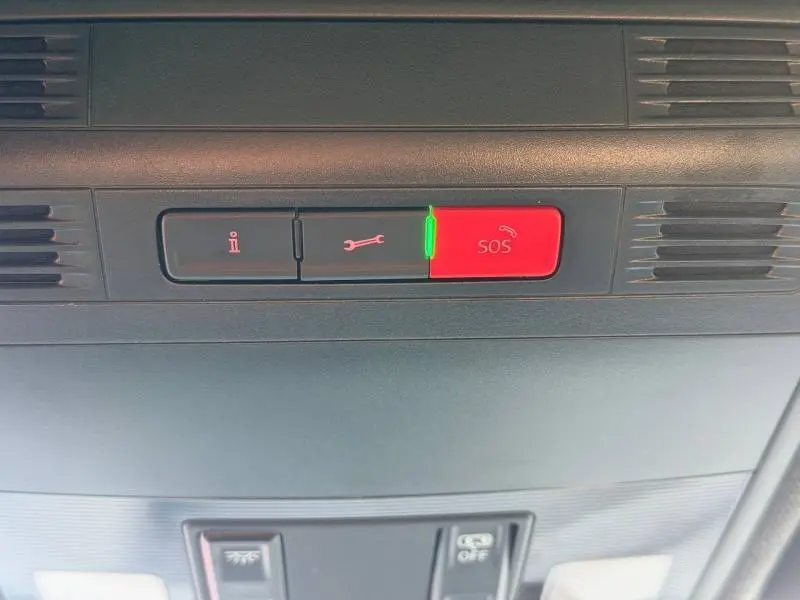 Gros plan sur les boutons d'assistance et SOS rouges dans l'habitacle de la SEAT Ibiza gris métallisé 2025.