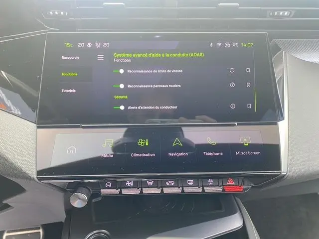 Écran tactile central du tableau de bord de la Peugeot 308 SW 2022 affichant les aides à la conduite et les commandes multimédia.