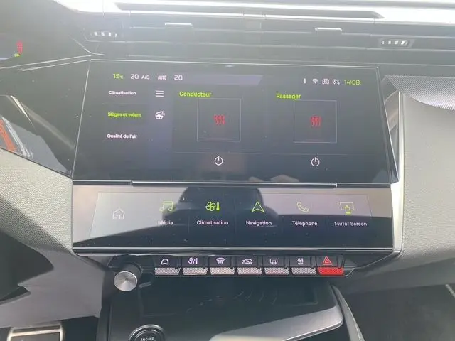 Écran tactile central de la Peugeot 308 SW blanc nacré 2022, affichant les commandes de climatisation et sièges chauffants.