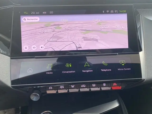 Vue rapprochée de l’écran tactile central du tableau de bord de la Peugeot 308 SW 2022, affichant la navigation GPS.