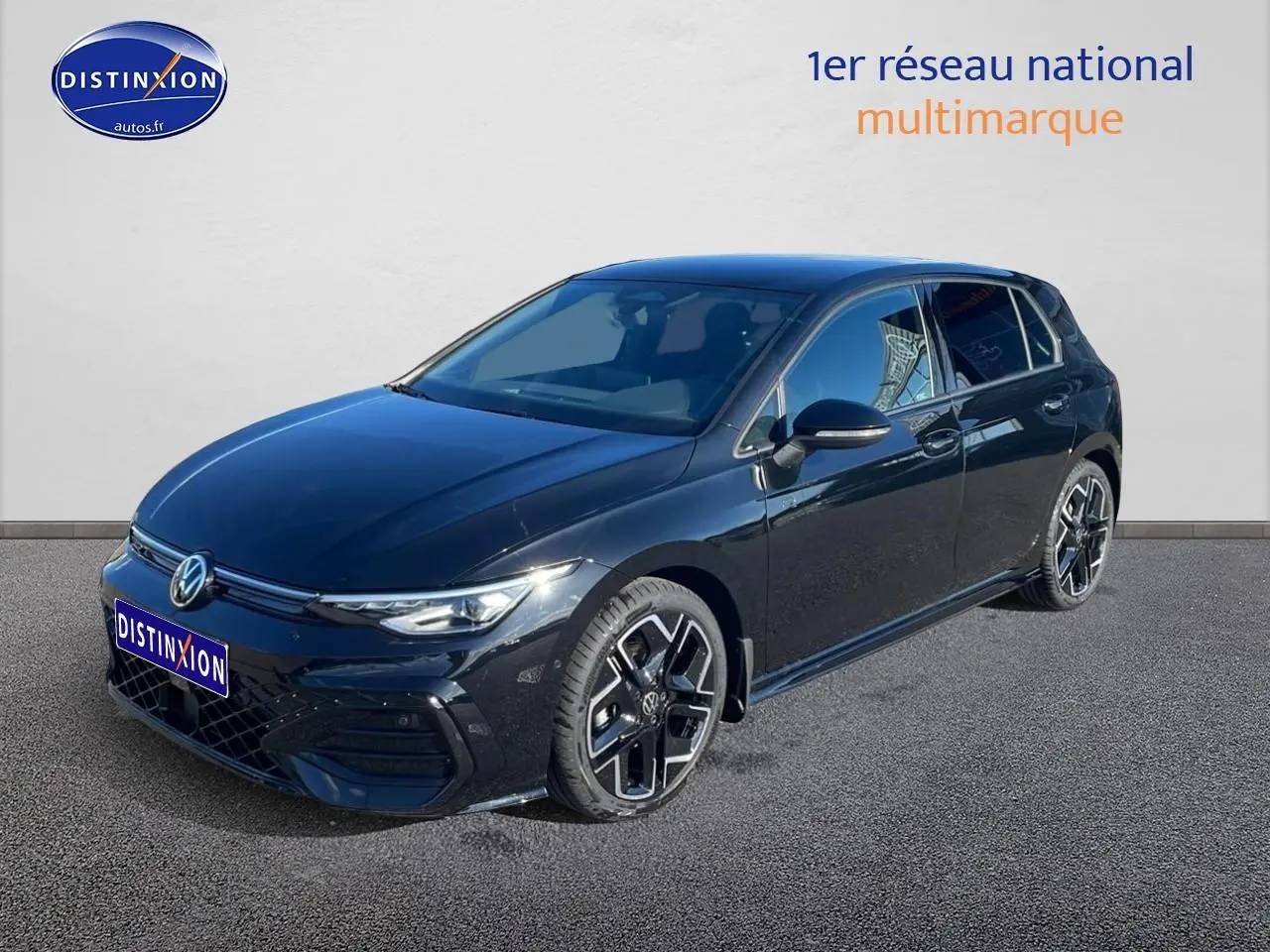 Volkswagen Golf 2026 noire en 3/4 avant droit avec jantes alu noires et logo VW visible.