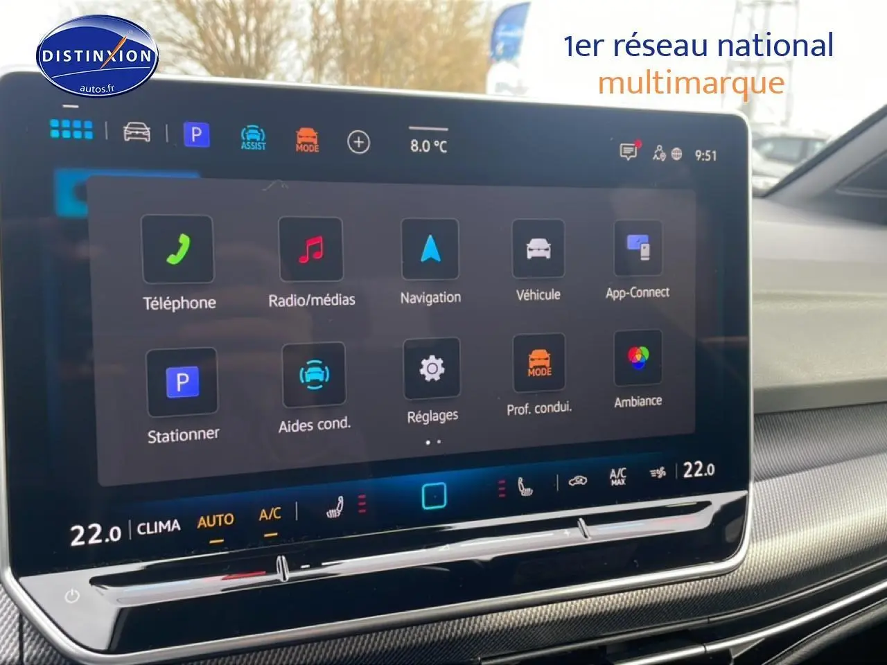 Écran tactile central de la Volkswagen Golf 2026 noir, vue intérieure côté passager avec commandes multimédia visibles.