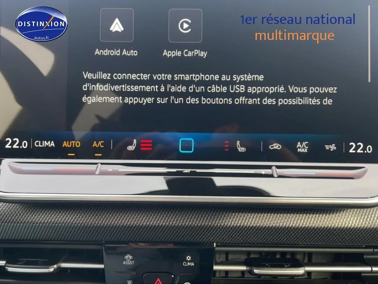 Vue rapprochée de l’écran tactile et de la console centrale de la Volkswagen Golf 1.5 ETSI Evo2 R-Line noire, intérieur moderne.