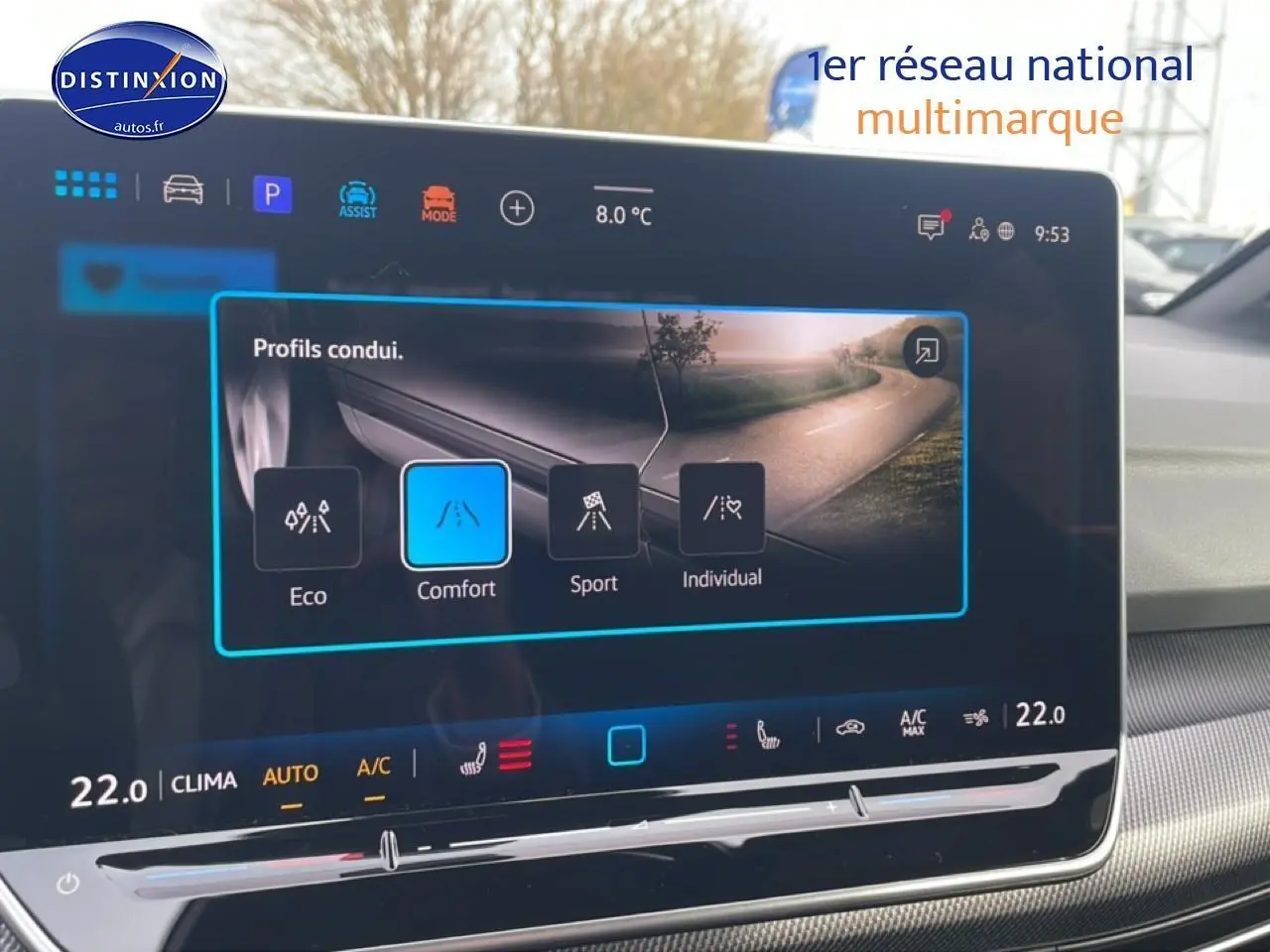 Écran tactile central de la Volkswagen Golf 2026 affichant les modes de conduite, vue intérieure côté droit.