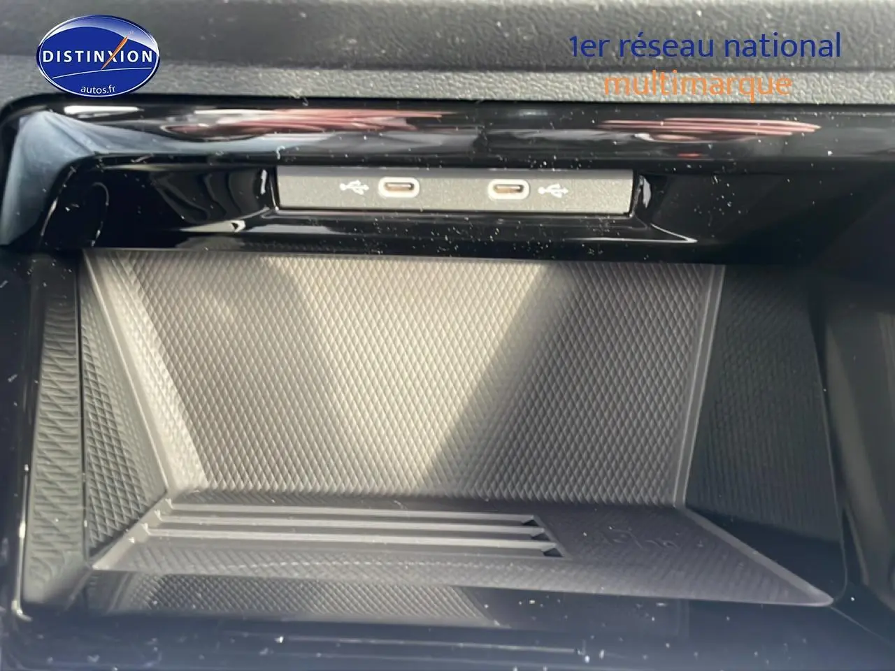 Gros plan sur la console centrale noire de la Volkswagen Golf 2026 avec deux ports USB-C visibles.