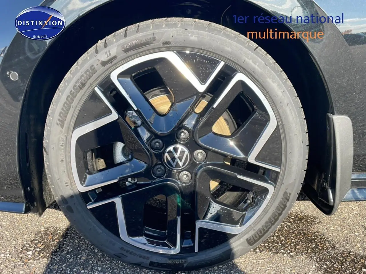 Gros plan sur la jante alu noire et argentée de la Volkswagen Golf 2026, avec logo VW au centre.