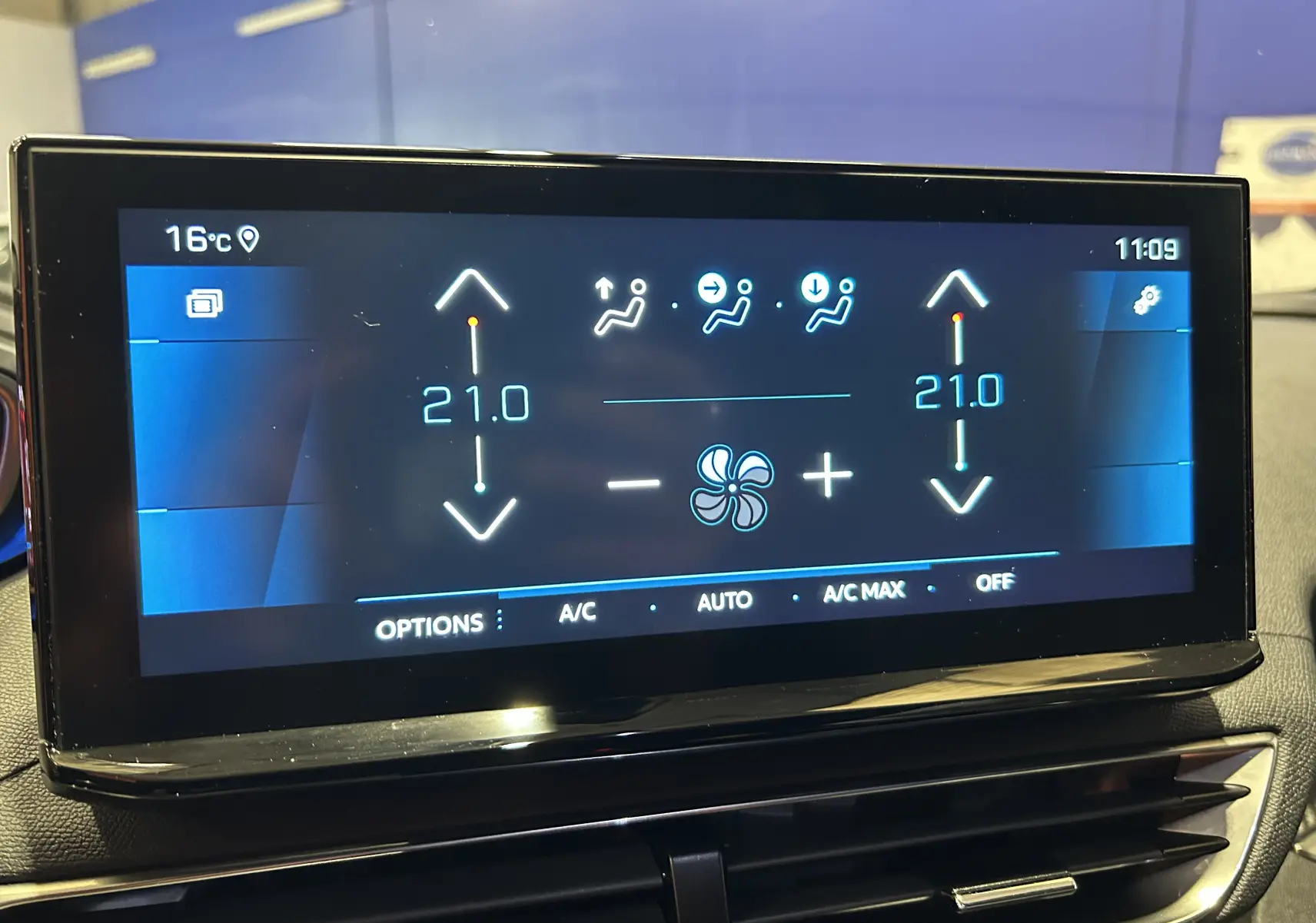 Écran tactile de la climatisation du Peugeot 3008 Hybrid 2024 affichant 21°C en mode automatique.