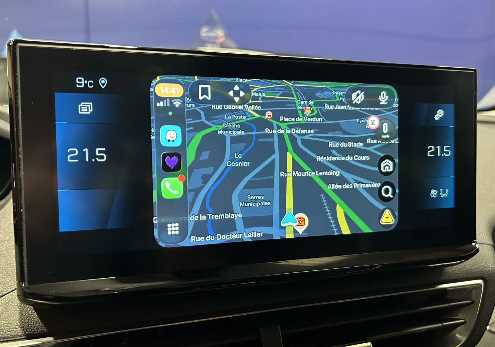 Écran tactile central du Peugeot 3008 Hybrid 2024 affichant la navigation GPS avec température intérieure à 21,5°C.