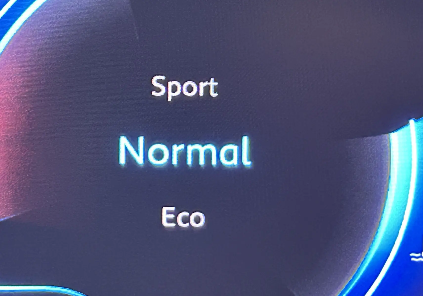 Affichage du mode de conduite "Normal" sur le tableau de bord numérique du Peugeot 3008 gris hybride 2024.