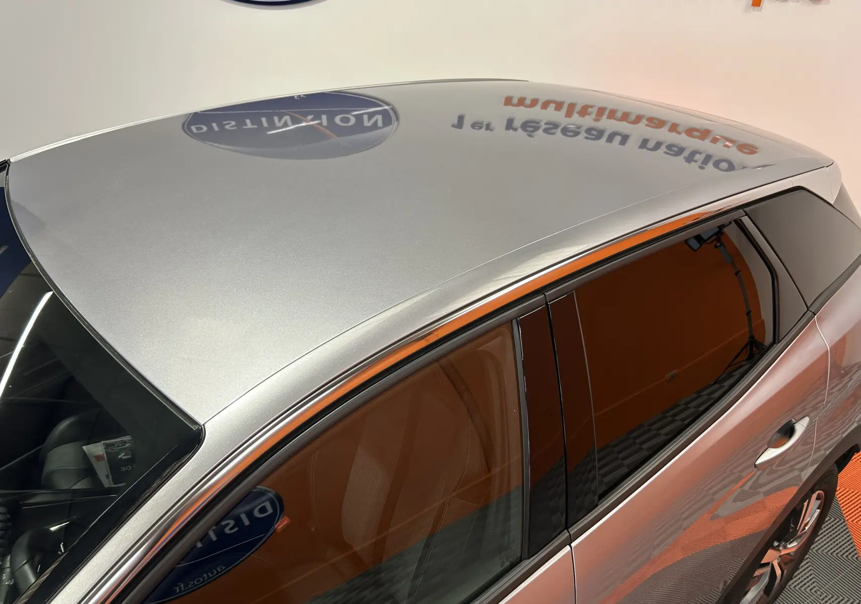 Vue plongeante sur le toit gris métallisé et les vitres teintées côté droit du Peugeot 3008 Hybrid 2024.