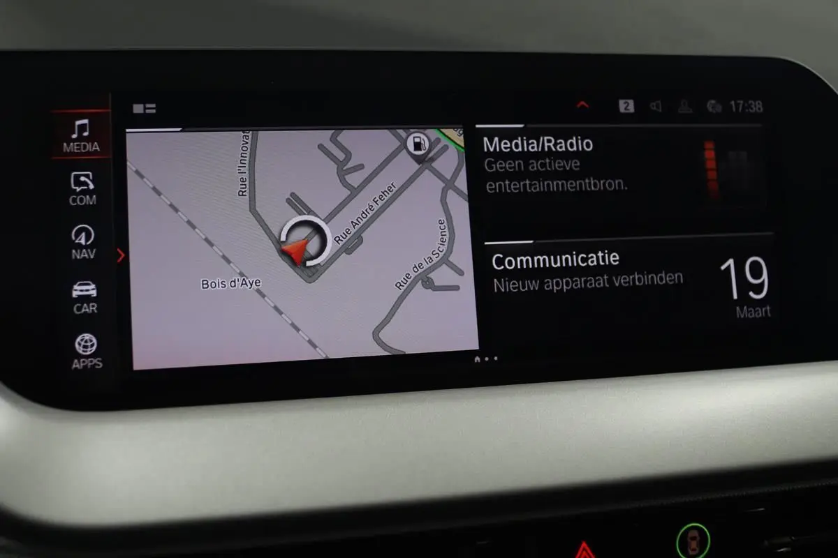 Écran tactile du système GPS et multimédia de la BMW Série 1 116d, affichant une carte et options de média.