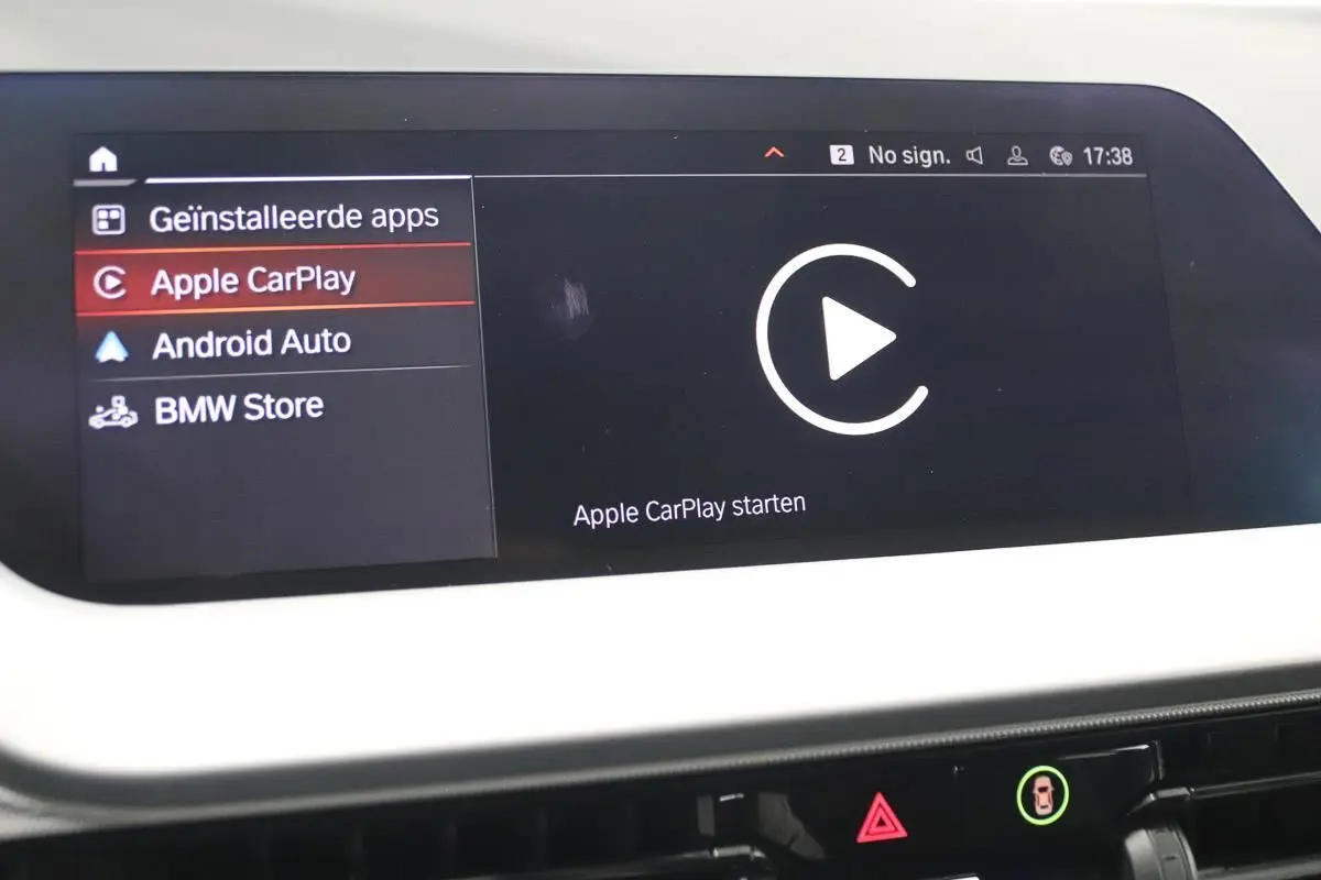 Écran tactile intérieur de BMW Série 1 116d 2023 affichant les options Apple CarPlay et Android Auto.