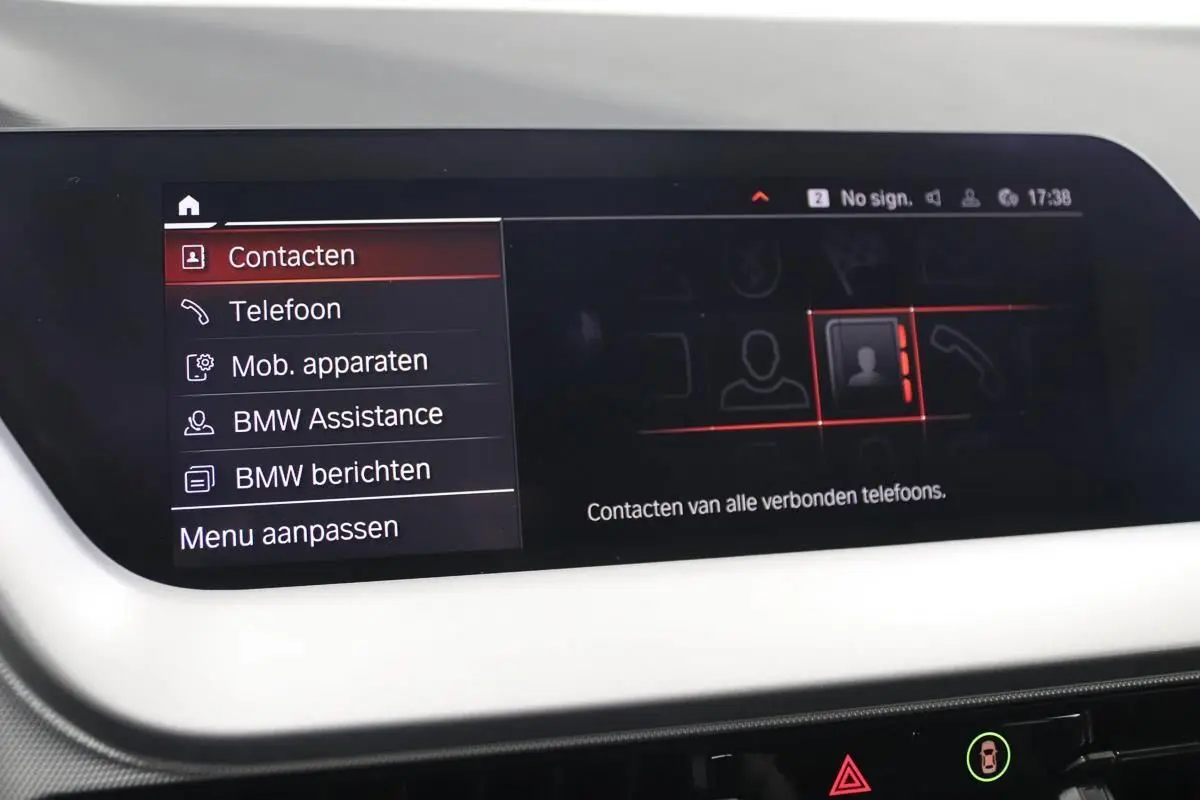 Écran central du système GPS et multimédia de la BMW Série 1 116d 2023, affichant le menu contacts en néerlandais.