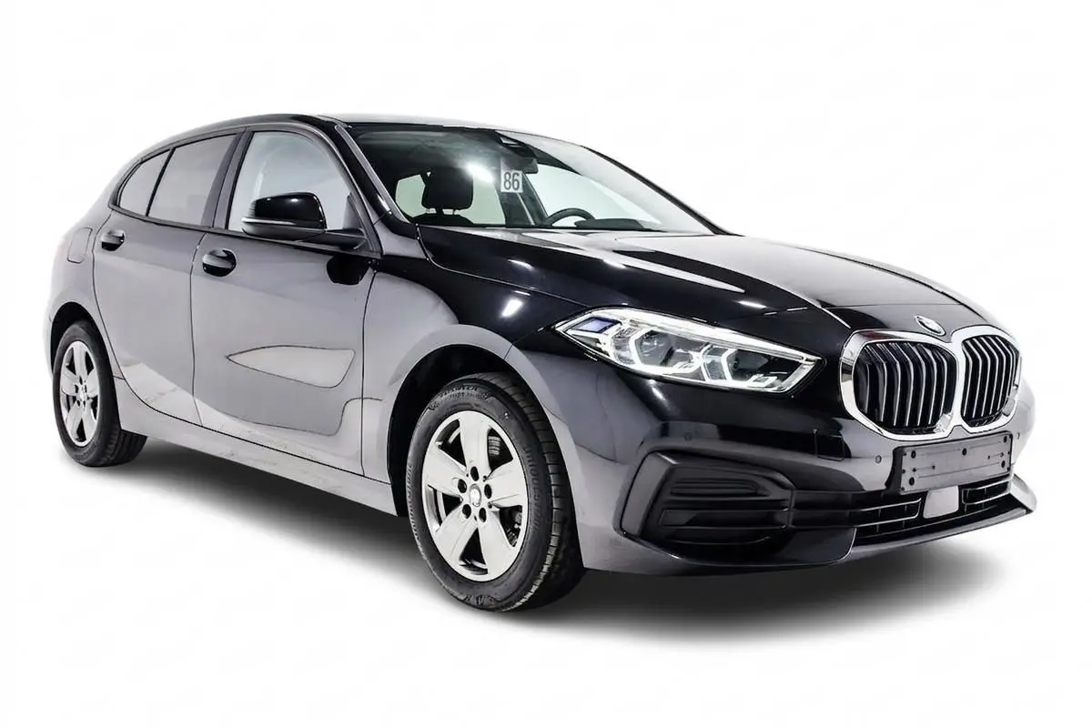 BMW Série 1 116d noire vue 3/4 avant droit, mettant en valeur ses phares LED et sa calandre chromée distinctive.