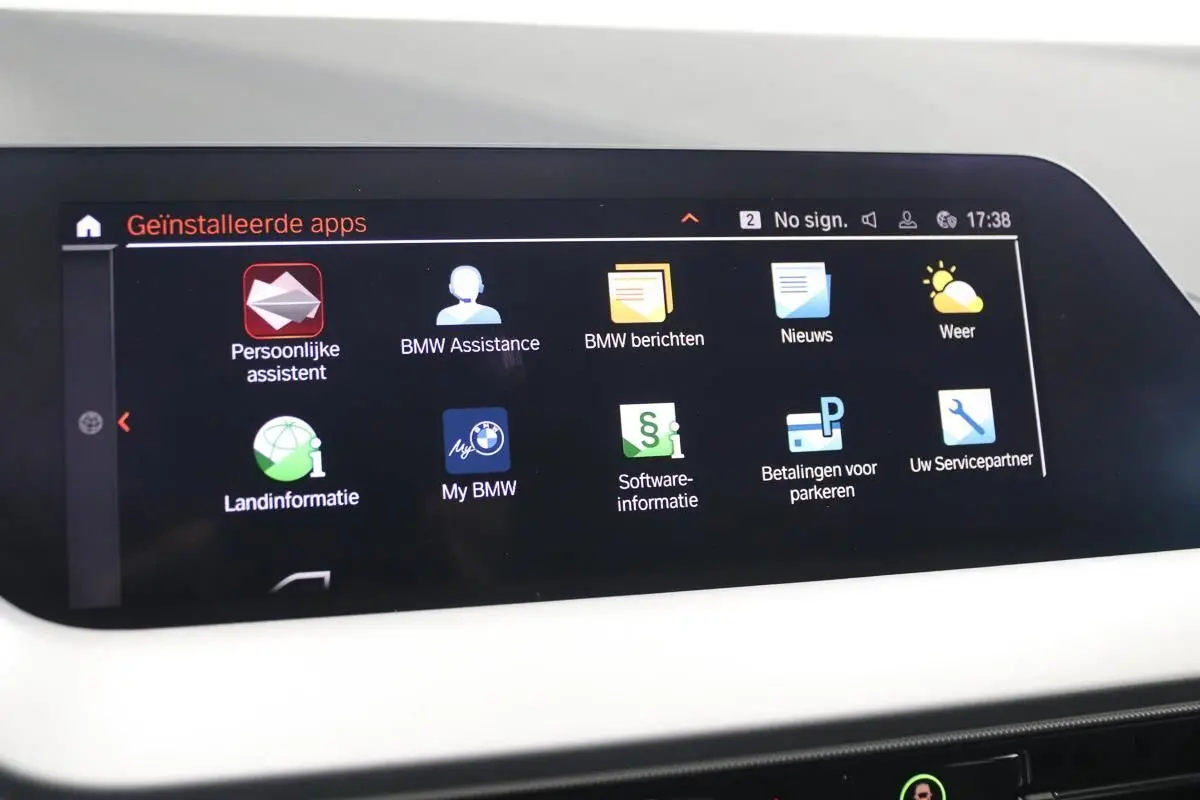 Écran tactile central de la BMW Série 1 116d 2023 affichant les applications installées en interface digitale moderne.