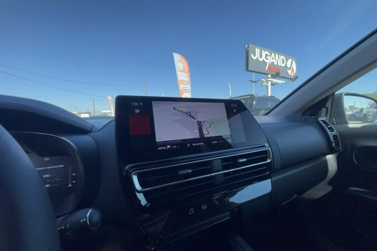 Vue intérieure du tableau de bord du Citroën C5 Aircross 2025 avec écran tactile de navigation et volant multifonctions en cuir.
