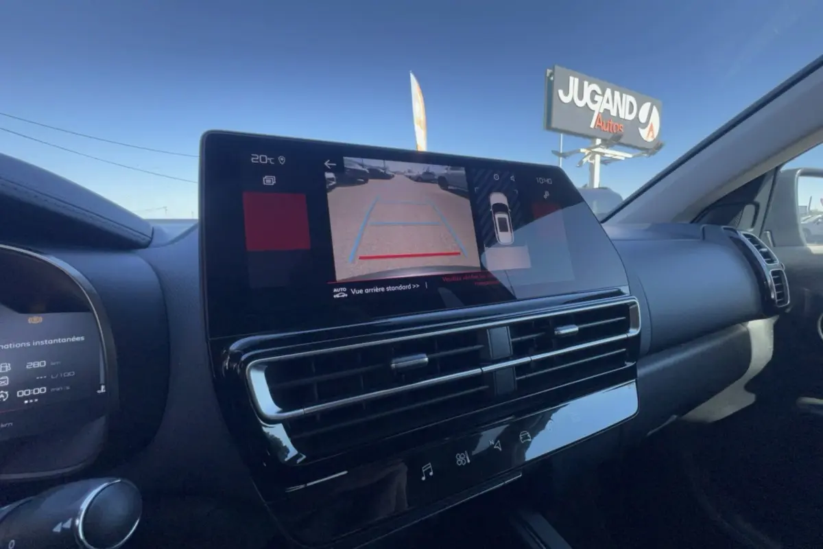 Vue intérieure du tableau de bord du Citroën C5 Aircross gris platinium, avec écran tactile affichant la caméra de recul.
