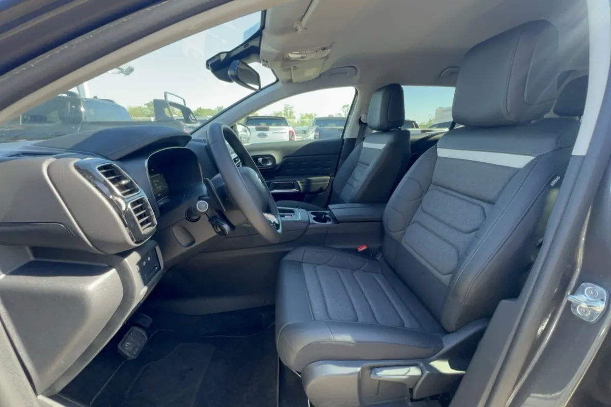 Vue intérieure côté conducteur du Citroën C5 Aircross 2025, sièges Advanced Comfort noirs avec détails gris.