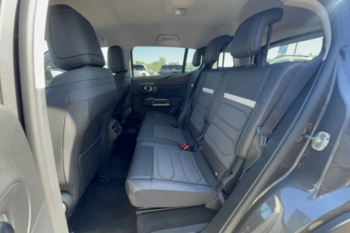 Vue intérieure côté droit montrant les trois sièges arrière individuels en cuir gris du Citroën C5 Aircross 2025.