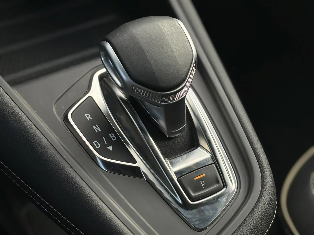 Levier de vitesses automatique noir et chrome de la Renault Symbioz E-Tech Full Hybrid, vue rapprochée intérieure.