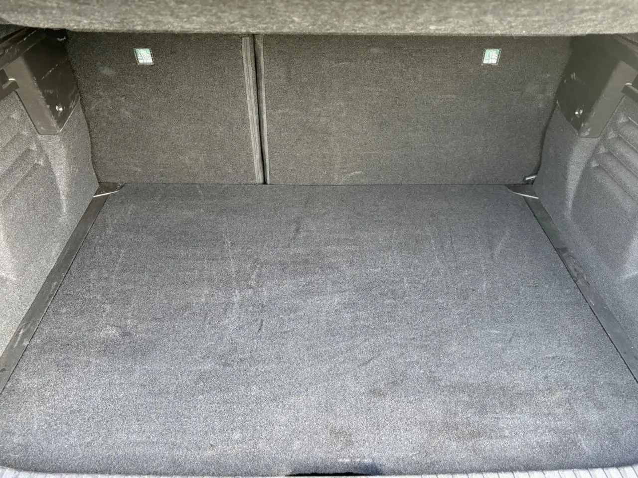 Coffre spacieux et vide de Renault SYMBIOZ noir étoilé, vue intérieure arrière avec plancher plat.