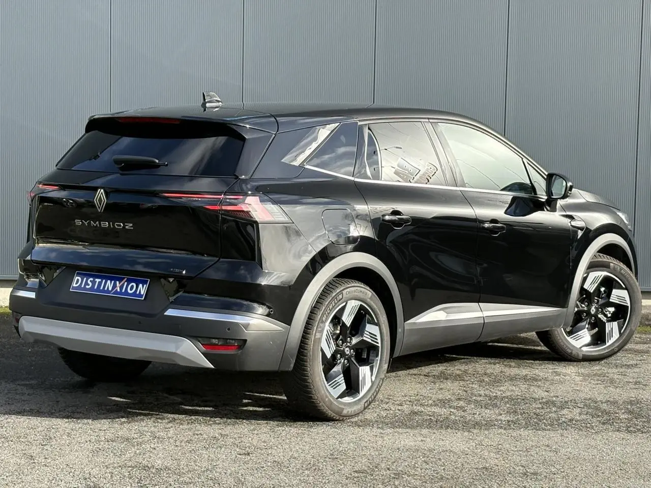 Vue 3/4 arrière droite d'un Renault Symbioz noir étoilé avec jantes 18 pouces et hayon mains libres.