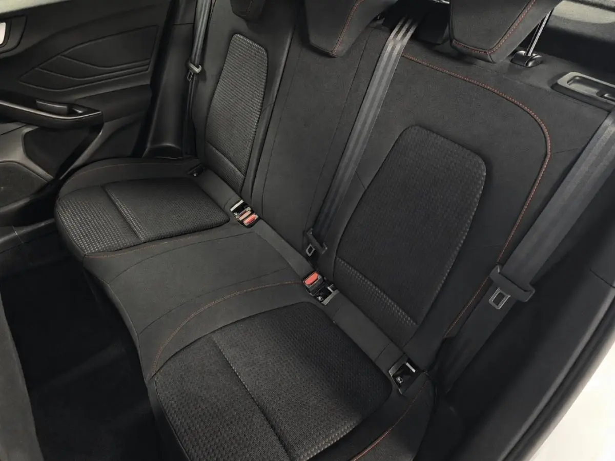 Vue intérieure sur la banquette arrière noire avec surpiqûres rouges de la Ford Focus 2024 ST Line.