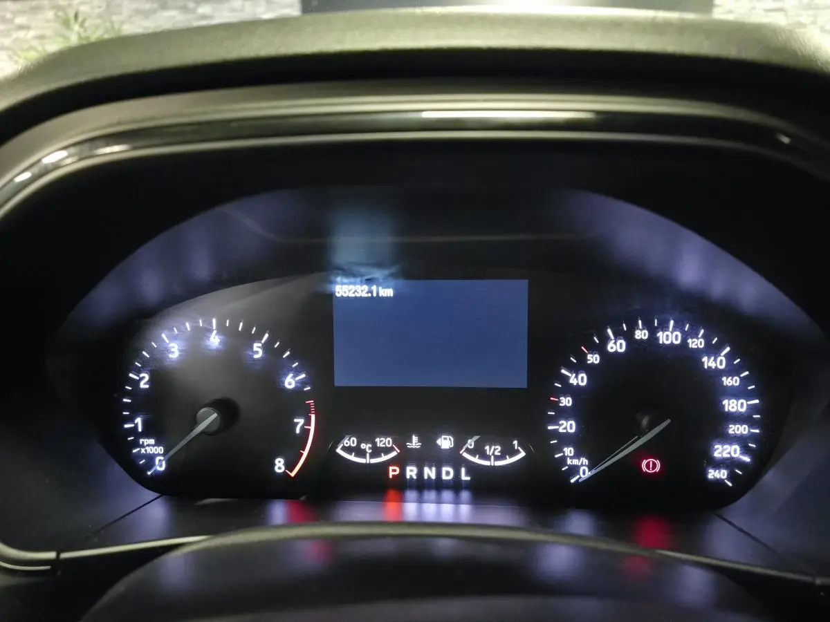 Combiné d'instrumentation numérique de Ford Focus 2024, affichage lumineux blanc sur fond noir, vue de face rapprochée.